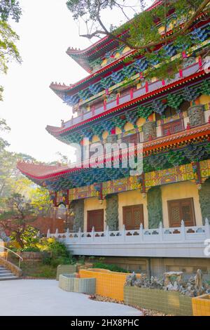 Po Lin Klosterarchitektur (Hong Kong, Lantau Island, Ngong Ping, China). Schöne vertikale Außenaufnahme dieses berühmten Tempels Stockfoto