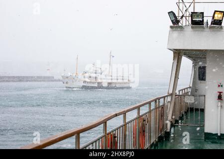 Istanbul, Türkei. 10. März 2022. 10. März 2022: City Line Fähren setzen ihre Reisen unter starkem Schneefall, der sich im Bosporus verstärkt, am 10. März 2022 in den Abendstunden in Istanbul, Türkei, fort. Der Schneefall, der gestern begann und zeitweise andauert, setzt sich in Istanbul fort. Nach den Warnungen der Generaldirektion für Meteorologie verstärkte der Schneefall, der gestern in den hohen Teilen der Stadt begann und in einigen Regionen die ganze Nacht über andauerte, seine Wirkung in den Morgenstunden. Der Schneefall variierte den ganzen Tag über. (Bild: © Tolga Ildun/ZUMA Pre Stockfoto