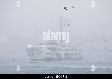 Istanbul, Türkei. 10. März 2022. 10. März 2022: City Line Fähren setzen ihre Reisen unter starkem Schneefall, der sich im Bosporus verstärkt, am 10. März 2022 in den Abendstunden in Istanbul, Türkei, fort. Der Schneefall, der gestern begann und zeitweise andauert, setzt sich in Istanbul fort. Nach den Warnungen der Generaldirektion für Meteorologie verstärkte der Schneefall, der gestern in den hohen Teilen der Stadt begann und in einigen Regionen die ganze Nacht über andauerte, seine Wirkung in den Morgenstunden. Der Schneefall variierte den ganzen Tag über. (Bild: © Tolga Ildun/ZUMA Pre Stockfoto