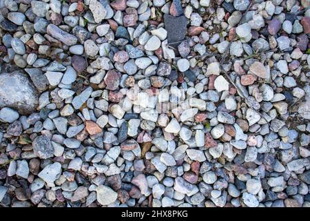 Zerkleinerte Steine an der Küste kleine Steine Hintergrund Stockfoto