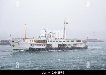 Istanbul, Türkei. 10. März 2022. 10. März 2022: City Line Fähren setzen ihre Reisen unter starkem Schneefall, der sich im Bosporus verstärkt, am 10. März 2022 in den Abendstunden in Istanbul, Türkei, fort. Der Schneefall, der gestern begann und zeitweise andauert, setzt sich in Istanbul fort. Nach den Warnungen der Generaldirektion für Meteorologie verstärkte der Schneefall, der gestern in den hohen Teilen der Stadt begann und in einigen Regionen die ganze Nacht über andauerte, seine Wirkung in den Morgenstunden. Der Schneefall variierte den ganzen Tag über. (Bild: © Tolga Ildun/ZUMA Pre Stockfoto