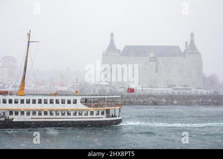 Istanbul, Türkei. 10. März 2022. 10. März 2022: City Line Fähren setzen ihre Reisen unter starkem Schneefall, der sich im Bosporus verstärkt, am 10. März 2022 in den Abendstunden in Istanbul, Türkei, fort. Der Schneefall, der gestern begann und zeitweise andauert, setzt sich in Istanbul fort. Nach den Warnungen der Generaldirektion für Meteorologie verstärkte der Schneefall, der gestern in den hohen Teilen der Stadt begann und in einigen Regionen die ganze Nacht über andauerte, seine Wirkung in den Morgenstunden. Der Schneefall variierte den ganzen Tag über. (Bild: © Tolga Ildun/ZUMA Pre Stockfoto