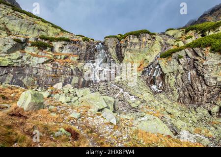 Der Skok Wasserfall im Mlynicka Tal im Spätherbst. Nationalpark Hohe Tatra, Slowakei, Europa. Stockfoto