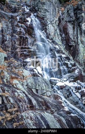 Der Skok Wasserfall im Mlynicka Tal im Spätherbst. Nationalpark Hohe Tatra, Slowakei, Europa. Stockfoto