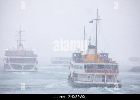 Istanbul, Türkei. 10. März 2022. 10. März 2022: City Line Fähren setzen ihre Reisen unter starkem Schneefall, der sich im Bosporus verstärkt, am 10. März 2022 in den Abendstunden in Istanbul, Türkei, fort. Der Schneefall, der gestern begann und zeitweise andauert, setzt sich in Istanbul fort. Nach den Warnungen der Generaldirektion für Meteorologie verstärkte der Schneefall, der gestern in den hohen Teilen der Stadt begann und in einigen Regionen die ganze Nacht über andauerte, seine Wirkung in den Morgenstunden. Der Schneefall variierte den ganzen Tag über. (Bild: © Tolga Ildun/ZUMA Pre Stockfoto