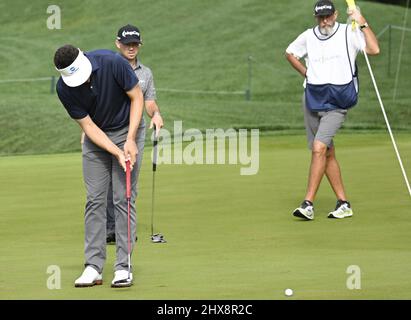 Ponte Vedra Beach, USA. 10. März 2022. Beau Hossler puttet am Donnerstag, den 10. März 2022, in der ersten Runde DER PLAYERS Championship auf dem Stadionkurs bei TPC Sawgrass in Ponte Vedra Beach, Florida, auf das 15.-Loch. Foto von Joe Marino/UPI Credit: UPI/Alamy Live News Stockfoto