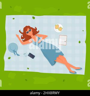 Frau liegt auf Decke, entspannen, Outdoor-Aktivitäten, Picknick Stock Vektor-Illustration. Dekoriert mit Buch, Teller mit Sandwich, Hut, Telefon. Helle, positive Komposition. Vektorgrafik Stock Vektor