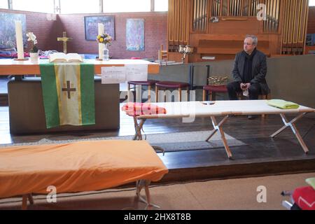 Berlin, Deutschland. 10. März 2022. Bischof Christian Stäblein besucht das Schutzhaus für Kriegsflüchtlinge in der Dietrich Bonhoeffer Kirche neben dem Ankunftszentrum. Angesichts der vielen Menschen, die in Berlin aus der Ukraine geflohen sind, bedankte sich der evangelische Bischof Christian Stäblein für die Hilfsbereitschaft der Gemeinden, Freiwilligen und aller anderen Menschen. Quelle: Jörg Carstensen/dpa/Alamy Live News Stockfoto