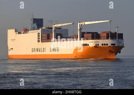 Das Frachtschiff ConRo Grande Nigeria passiert Terneuzen am 15. Januar 2022 und fährt nach Stockfoto