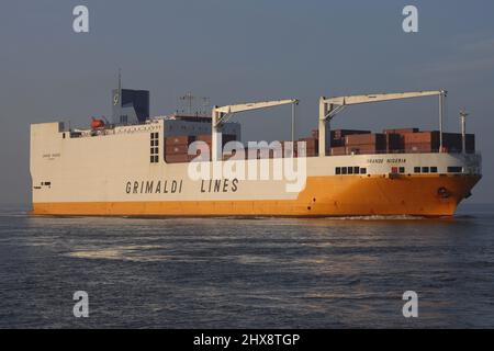 Das Frachtschiff ConRo Grande Nigeria passiert Terneuzen am 15. Januar 2022 und fährt nach Stockfoto