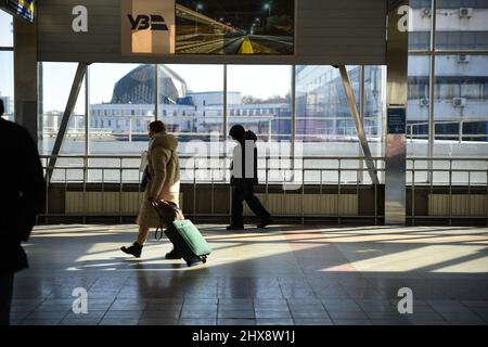 Kiew, Ukraine. 10. März 2022. Ein älterer Mann geht durch das Terminal am Hauptbahnhof Kiew-Pasazhyrskyi in der ukrainischen Hauptstadt. Mehr als 2 Millionen Ukrainer haben als Flüchtlinge die Grenzen in Polen, Rumänien und Moldawien aufgrund der russischen Invasion überschritten. (Foto von Madeleine Kelly/SOPA Images/Sipa USA) Quelle: SIPA USA/Alamy Live News Stockfoto