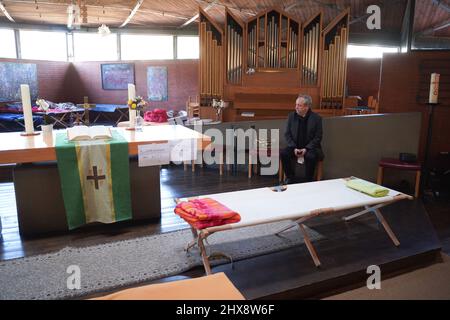 Berlin, Deutschland. 10. März 2022. Bischof Christian Stäblein besucht das Schutzhaus für Kriegsflüchtlinge in der Dietrich Bonhoeffer Kirche neben dem Ankunftszentrum. Angesichts der vielen Menschen, die in Berlin aus der Ukraine geflohen sind, bedankte sich der evangelische Bischof Christian Stäblein für die Hilfsbereitschaft der Gemeinden, Freiwilligen und aller anderen Menschen. Quelle: Jörg Carstensen/dpa/Alamy Live News Stockfoto