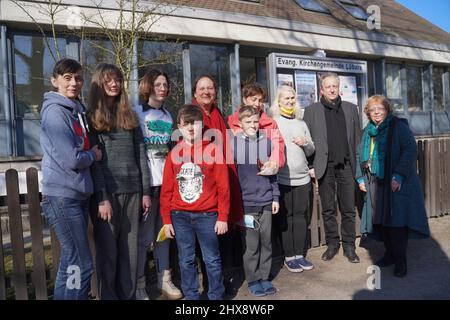 Berlin, Deutschland. 10. März 2022. Bischof Christian Stäblein (2. v.r.) besucht Kriegsflüchtlinge im Alt-Lübars-Pfarrhaus. Angesichts der vielen Menschen, die in Berlin aus der Ukraine geflohen sind, dankte der evangelische Bischof Christian Stäblein für die Hilfsbereitschaft der Pfarreien, Freiwilligen und aller anderen Menschen. Quelle: Jörg Carstensen/dpa/Alamy Live News Stockfoto