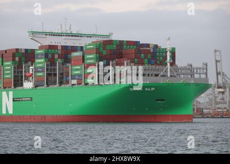 Das Containerschiff Ever Alp verlässt am 30. Januar 2022 den Hafen von Rotterdam. Stockfoto