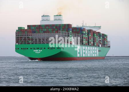 Das Containerschiff Ever Alp verlässt am 30. Januar 2022 den Hafen von Rotterdam. Stockfoto