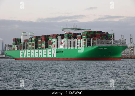 Das Containerschiff Ever Alp verlässt am 30. Januar 2022 den Hafen von Rotterdam. Stockfoto