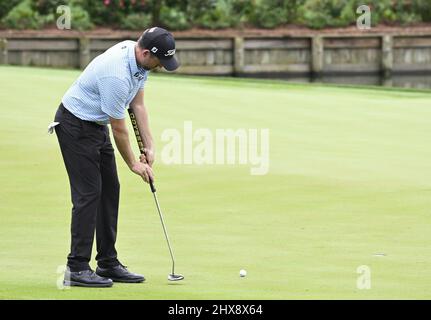 Ponte Vedra Beach, USA. 10. März 2022. Webb Simpson setzt am Donnerstag, den 10. März 2022, in der ersten Runde DER PLAYERS Championship auf dem Stadionkurs auf dem TPC Sawgrass in Ponte Vedra Beach, Florida, auf das 16.-Loch. Foto von Joe Marino/UPI Credit: UPI/Alamy Live News Stockfoto