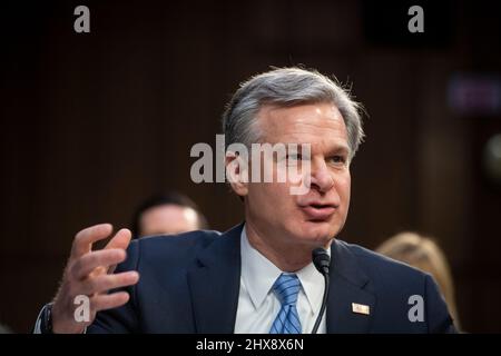 Washington DC, USA . 10. März 2022. Christopher Wray, Direktor des Federal Bureau of Investigation, erscheint am Donnerstag, den 10. März 2022, vor einem Senatsausschuss zur Anhörung von Nachrichtendiensten, um weltweite Bedrohungen zu untersuchen, im Hart Senate Office Building in Washington, DC. Quelle: Rod Lamkey/CNP /MediaPunch Quelle: MediaPunch Inc/Alamy Live News Stockfoto