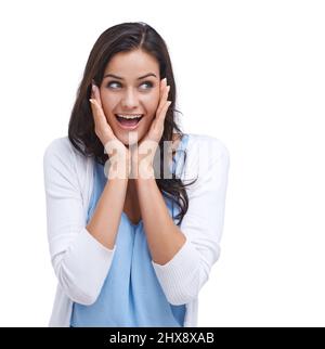 Angenehm überrascht. Studioaufnahme einer überraschten jungen Frau, isoliert auf Weiß. Stockfoto