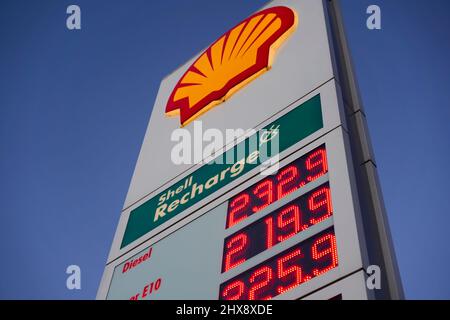 Kirchheim, Deutschland - 09. März 2022: Nahaufnahme des Preisblattes mit hohen Benzin-, Diesel- und Kraftstoffpreisen. Die teuersten Gas- und Ölpreise bei deutschen s Stockfoto