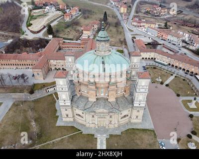 Vicoforte, Italien - 5. März 2022: Architekturansicht des Heiligtums von Vicoforte in Norditalien sind keine Menschen sichtbar. Hintergrund ist ein wolkig Himmel. Stockfoto