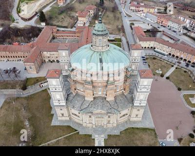 Vicoforte, Italien - 5. März 2022: Architekturansicht des Heiligtums von Vicoforte in Norditalien sind keine Menschen sichtbar. Hintergrund ist ein wolkig Himmel. Stockfoto