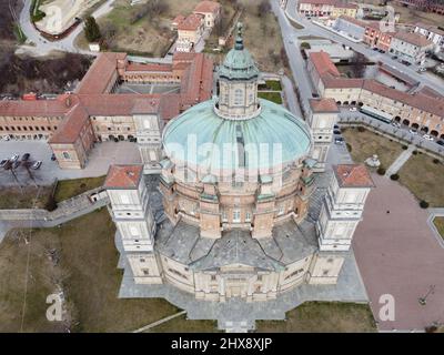 Vicoforte, Italien - 5. März 2022: Architekturansicht des Heiligtums von Vicoforte in Norditalien sind keine Menschen sichtbar. Hintergrund ist ein wolkig Himmel. Stockfoto