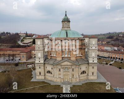 Vicoforte, Italien - 5. März 2022: Architekturansicht des Heiligtums von Vicoforte in Norditalien sind keine Menschen sichtbar. Hintergrund ist ein wolkig Himmel. Stockfoto