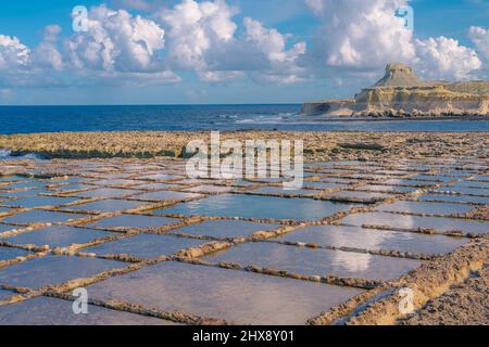Gozo-Salzpfannen in der Bucht von Xwejni - Insel Malta Stockfoto