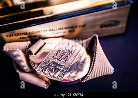 Abu Dhabi, VAE. 10. März 2022. Medaillen beim Podium der Abu Dhabi Desert Challenge 2022, am 10. März 2022 in Abu Dhabi, Vereinigte Arabische Emirate - Foto Bastien Roux / DPPI Credit: DPPI Media/Alamy Live News Stockfoto