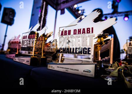 Abu Dhabi, VAE. 10. März 2022. Trophäen auf dem Podium der Abu Dhabi Desert Challenge 2022, am 10. März 2022 in Abu Dhabi, Vereinigte Arabische Emirate - Foto Bastien Roux / DPPI Credit: DPPI Media/Alamy Live News Stockfoto