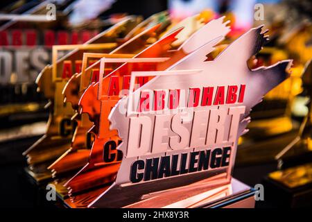 Abu Dhabi, VAE. 10. März 2022. Trophäen auf dem Podium der Abu Dhabi Desert Challenge 2022, am 10. März 2022 in Abu Dhabi, Vereinigte Arabische Emirate - Foto Bastien Roux / DPPI Credit: DPPI Media/Alamy Live News Stockfoto