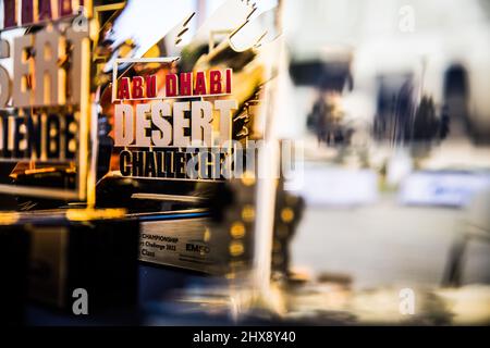 Abu Dhabi, VAE. 10. März 2022. Trophäen auf dem Podium der Abu Dhabi Desert Challenge 2022, am 10. März 2022 in Abu Dhabi, Vereinigte Arabische Emirate - Foto Bastien Roux / DPPI Credit: DPPI Media/Alamy Live News Stockfoto