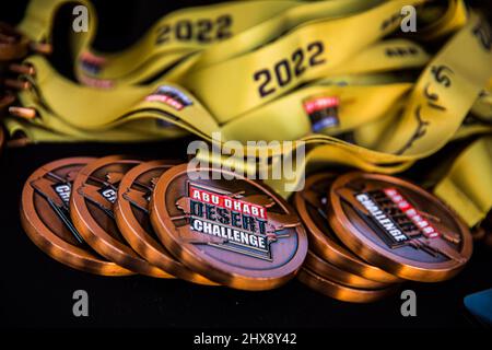 Abu Dhabi, VAE. 10. März 2022. Medaillen beim Podium der Abu Dhabi Desert Challenge 2022, am 10. März 2022 in Abu Dhabi, Vereinigte Arabische Emirate - Foto Bastien Roux / DPPI Credit: DPPI Media/Alamy Live News Stockfoto