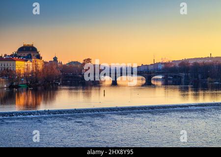 Historische Gebäude am Ufer der Moldau bei Sonnenuntergang in Prag, Tschechien, Europa. Stockfoto