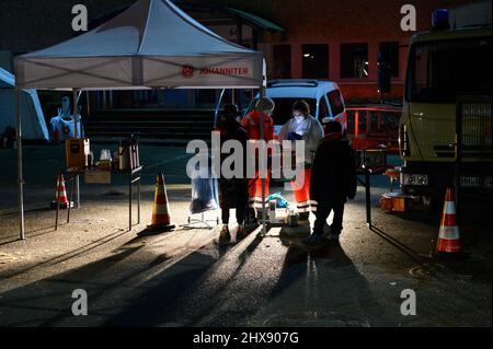 Hamburg, Deutschland. 09. März 2022. Ein Johanniter-Stand mit Speisen und Getränken steht in einem Bereich neben dem Eingang zum Zentralen Erstaufnahmezentrum (ZEA) in Rahlstedt. Volle Notunterkünfte und lange Wartezeiten für die Registrierung: Der anhaltend große Zustrom ukrainischer Kriegsflüchtlinge nach Hamburg bereitet den Behörden Probleme. Quelle: Jonas Walzberg/dpa/Alamy Live News Stockfoto