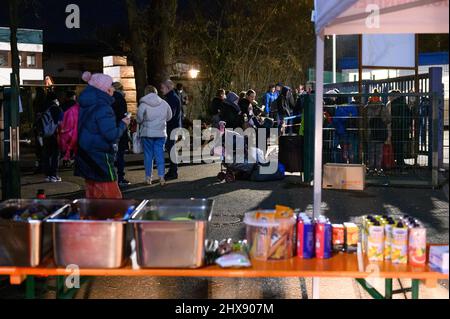 Hamburg, Deutschland. 09. März 2022. Ein Johanniter-Stand mit Speisen und Getränken steht in einem Bereich neben dem Eingang zum Zentralen Erstaufnahmezentrum (ZEA) in Rahlstedt. Volle Notunterkünfte und lange Wartezeiten für die Registrierung: Der anhaltend große Zustrom ukrainischer Kriegsflüchtlinge nach Hamburg bereitet den Behörden Probleme. Quelle: Jonas Walzberg/dpa/Alamy Live News Stockfoto