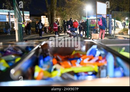 Hamburg, Deutschland. 09. März 2022. Ein Johanniter-Stand mit Speisen und Getränken steht in einem Bereich neben dem Eingang zum Zentralen Erstaufnahmezentrum (ZEA) in Rahlstedt. Volle Notunterkünfte und lange Wartezeiten für die Registrierung: Der anhaltend große Zustrom ukrainischer Kriegsflüchtlinge nach Hamburg bereitet den Behörden Probleme. Quelle: Jonas Walzberg/dpa/Alamy Live News Stockfoto