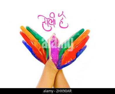 Holi Gruß in Hindi - Painted Hands Stockfoto