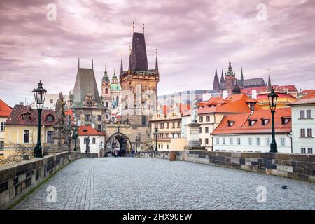 Kleiner Stadtbrücke Turm an der Karlsbrücke in Prag mit Burg im Hintergrund bei Sonnenaufgang, Tschechien, Europa. Stockfoto