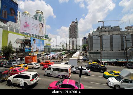 BANGKOK, THAILAND - 15. MÄRZ 2018 mehrfarbige Autos im Stadtzentrum Stockfoto
