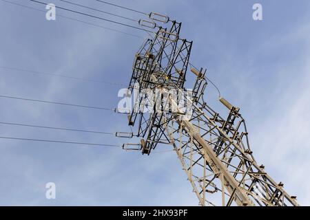Hochspannungsleitung. Turm, der dicke Hochspannungsleitungen unterstützt. Stockfoto