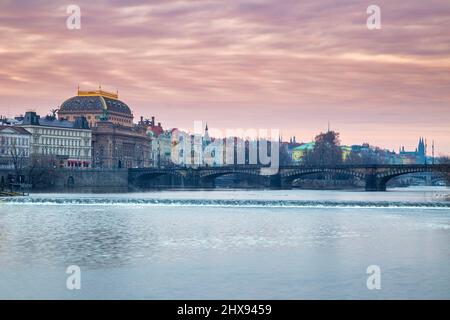 Historische Gebäude mit dem Nationaltheater am Ufer der Moldau bei Sonnenaufgang in Prag, Tschechien, Europa. Stockfoto