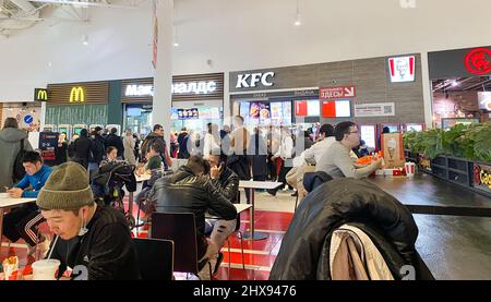 Moskau, Russland, 2022. März: McDonalds und KFC Fast-Food-Corners arbeiten in den letzten Tagen vor Schließung aufgrund von Sanktionen Stockfoto