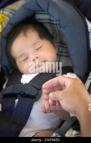 Asiatischen Erbe Baby junge mit seinem Vater Stockfoto