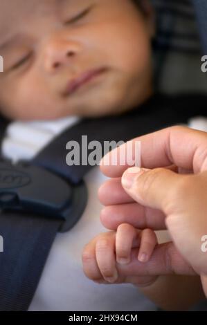 Asiatischen Erbe Baby junge mit seinem Vater Stockfoto