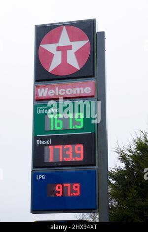 Die Benzinpreise an der Texaco-Station signieren am 10. März 2022 in Carmarthenshire Wales UK KATHY DEWITT bleifrei 161,9 pro Liter Diesel 173,9 pro Liter Stockfoto