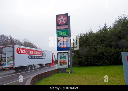 Benzinpreise an der Texaco-Station Zeichen bleifrei 161,9 pro Liter Diesel 173,9 pro Liter am 10. März 2022 LKW in Carmarthenshire Wales UK KATHY DEWITT Stockfoto