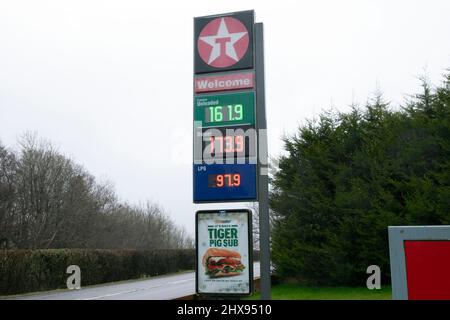 Die Benzinpreise an der Texaco-Station signieren am 10. März 2022 in Carmarthenshire Wales UK KATHY DEWITT bleifrei 161,9 pro Liter Diesel 173,9 pro Liter Stockfoto