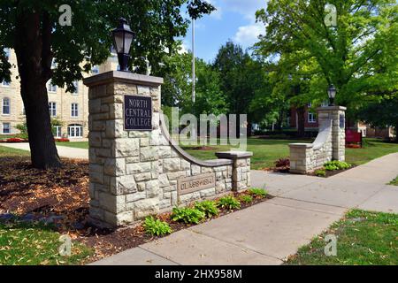 Naperville, Illinois, USA. Eingangsportale vor dem Alten Main am North Central College. Die Schule wurde 1861 gegründet. Stockfoto